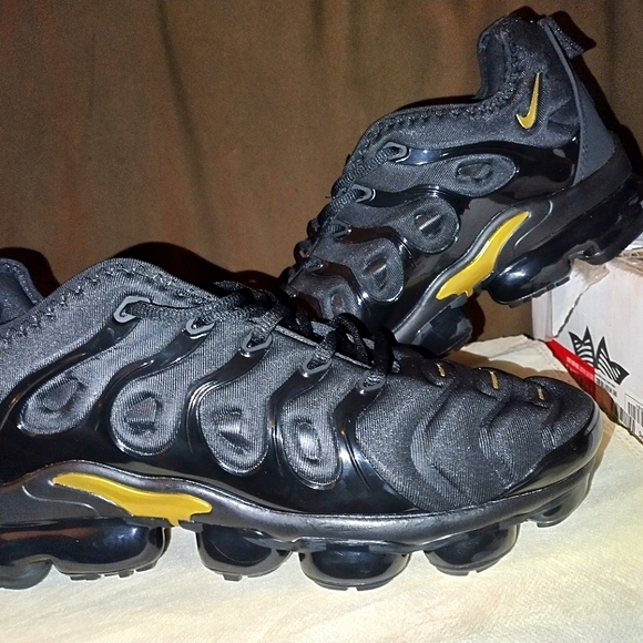nike air vapormax plus black metallic gold